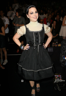 amy-lee-front-row-at-anna-sui-spring-2008-collection-during-v0-cu6h4xv5xw9e1_jpg.png