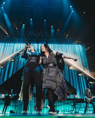 Click to view full size image
==============
Keywords: amy lee,amy photos,amy pic,evanescence,evanescence pics,live,showsHalestorm Keywords: amy lee,amy photos,amy pic,evanescence,evanescence pics,live,showsHalestorm