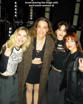 Click to view full size image
==============
Keywords: London,Canada,Life Place,amy lee,amy photos,concert,evanescence,evanescence pics,live Keywords: London,Canada,Life Place,amy lee,amy photos,concert,evanescence,evanescence pics,live