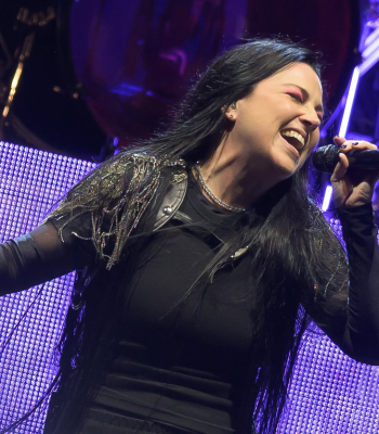 Keywords: amy lee,amy photos,amy pic,concert,evanescence,evanescence pics,halsey,Hollywood Bowl
